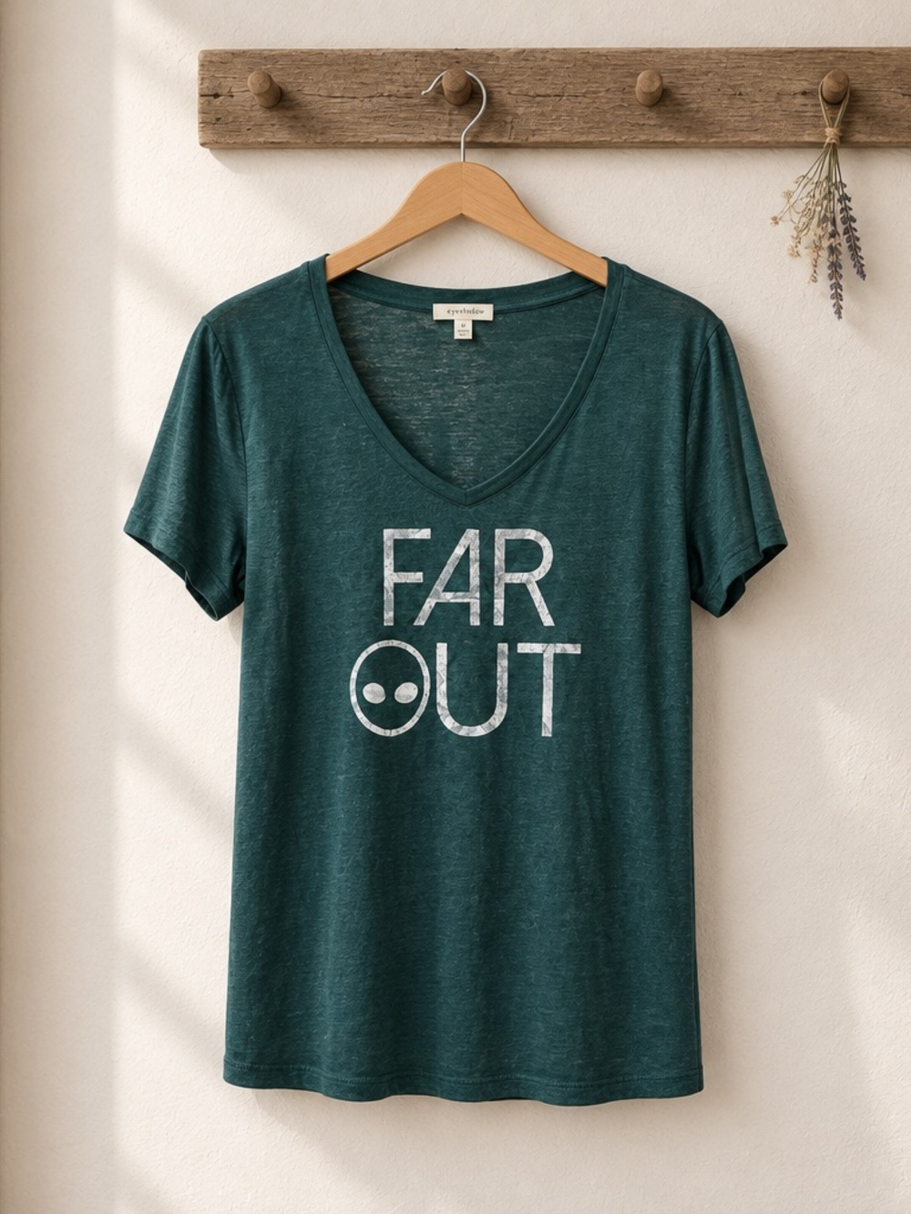 NWOT Eyeshadow Women’s Green V Neck Graphic Tee Shirt Alien Far Out - Size M